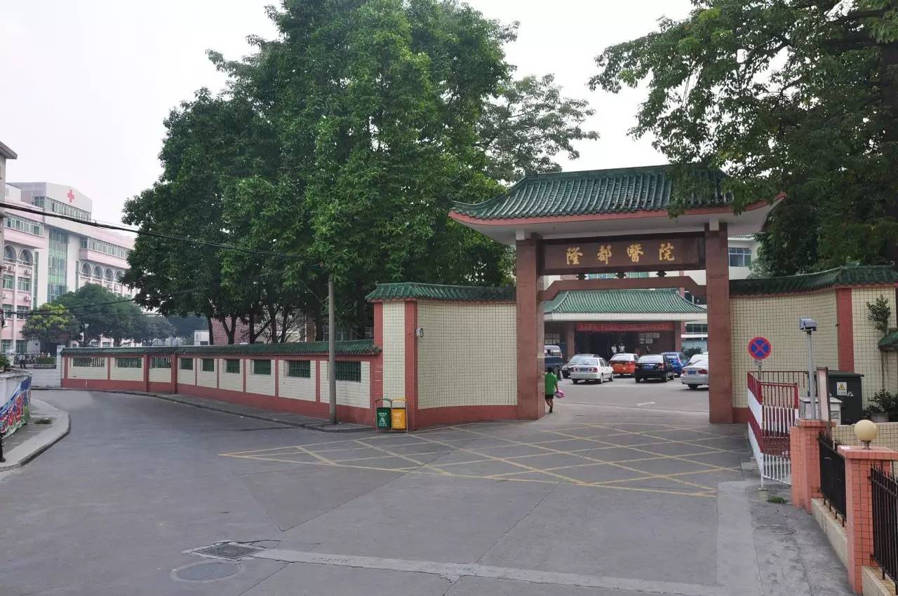 手术紧张进行中!一助产士始终双膝跪地,双手已麻木……