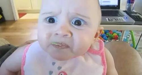 宝宝认生为什么还非要陌生人抱,宝宝认生不让陌生人抱着