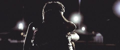 喂，别把酒留在杯里，别把话放在心里