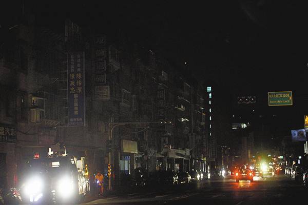 这场让半个台湾瘫痪的断电风暴，断得了蔡英文的执政路吗？