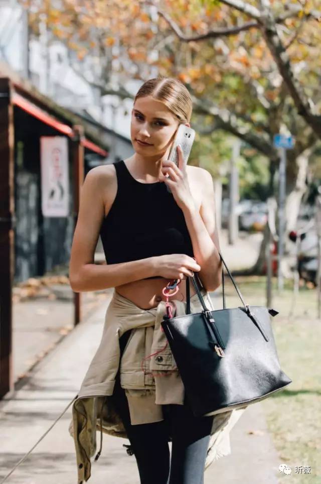 你的一字肩会让你增重10KG？还不是因为没有学习蔡依林的“露一半”穿法！