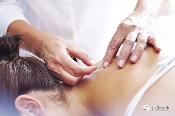 颈椎压迫神经有哪些症状治疗方法,颈椎压迫神经的症状如何治