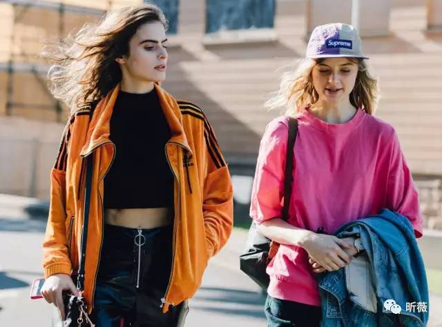 你的一字肩会让你增重10KG？还不是因为没有学习蔡依林的“露一半”穿法！