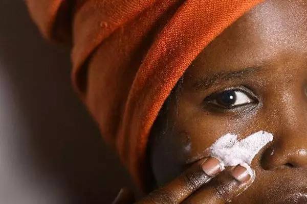 “我想变白，这样就会有更多男人来追我”