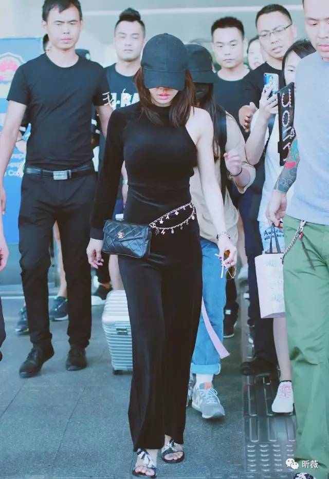 你的一字肩会让你增重10KG？还不是因为没有学习蔡依林的“露一半”穿法！