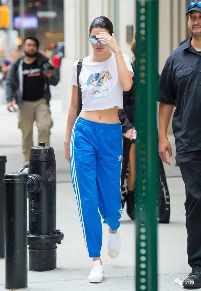 你的一字肩会让你增重10KG？还不是因为没有学习蔡依林的“露一半”穿法！