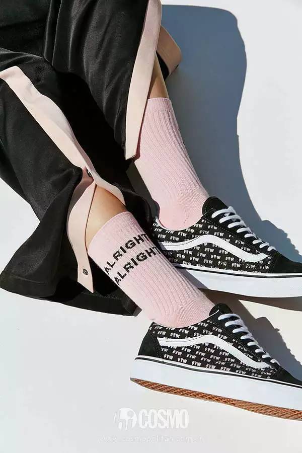 最近超火的网红袜子男,今年超流行的袜子男