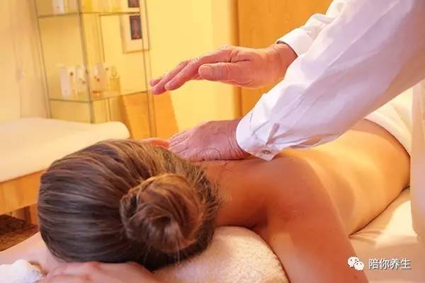 颈椎压迫神经有哪些症状治疗方法,颈椎压迫神经的症状如何治