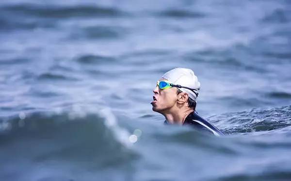 小编说户外｜南非夫妇两年半跨越6大洲，这个皮划艇装进公文包只需5分钟？