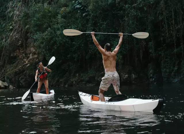 小编说户外｜南非夫妇两年半跨越6大洲，这个皮划艇装进公文包只需5分钟？