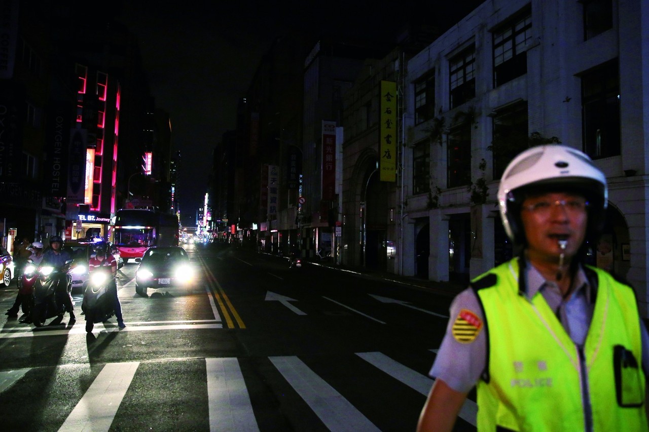 这场让半个台湾瘫痪的断电风暴，断得了蔡英文的执政路吗？