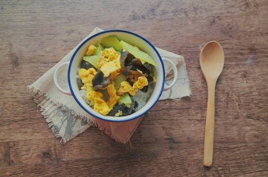 头油干枯分叉掉发用什么洗发水,精华液改善头发分叉干枯毛躁头油