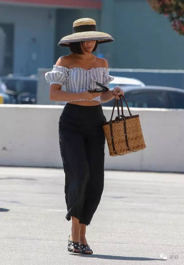 你的一字肩会让你增重10KG？还不是因为没有学习蔡依林的“露一半”穿法！