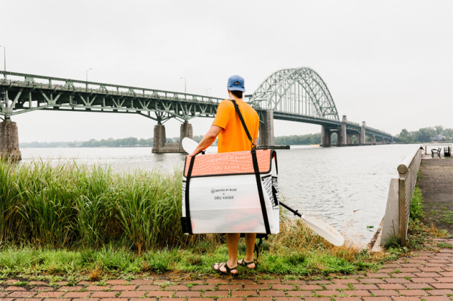小编说户外｜南非夫妇两年半跨越6大洲，这个皮划艇装进公文包只需5分钟？