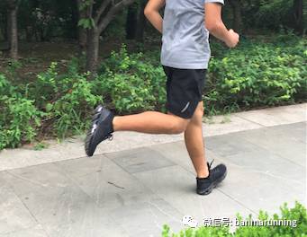 400左右又轻又有缓震的跑鞋,国产跑鞋大体重减震效果好的鞋