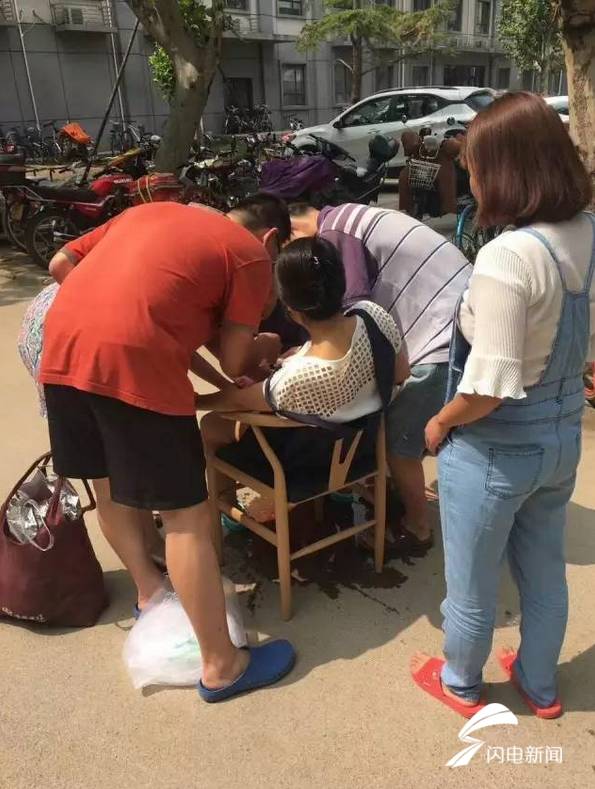 孕妇医院急诊门口站着生下宝宝,产科医生孕妇生小孩