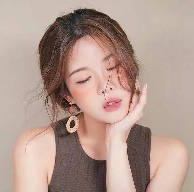 ins美妆博主，装扮世界的精灵