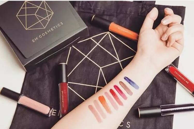 ins美妆博主，装扮世界的精灵