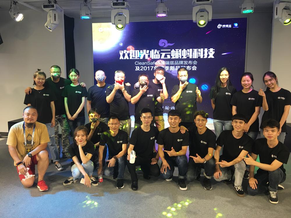 你见过空气净化器挂嘴上吗?他给口罩配电动小马达滤网可挡97%PM2.5