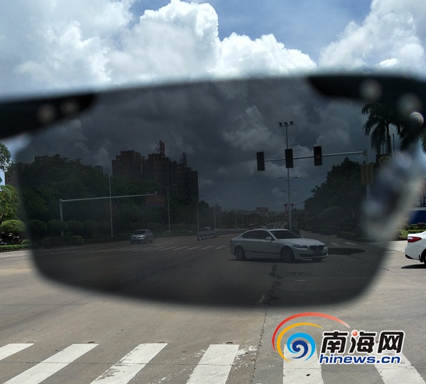 司机看过来！戴太阳镜在万宁开车请留心红绿灯