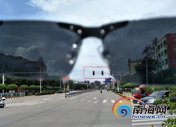 司机看过来！戴太阳镜在万宁开车请留心红绿灯