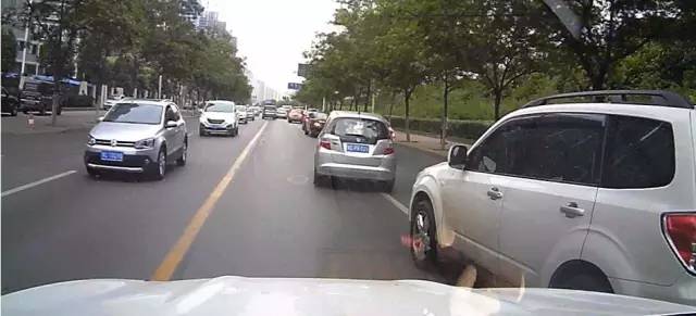 遇到恶意超车或别车怎么办,遇到恶意别车的正确做法