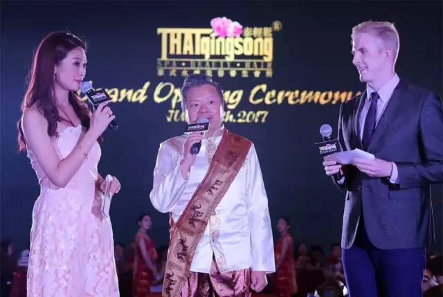 “莫澳欣，你设计的服装哪里可以买得到？！”