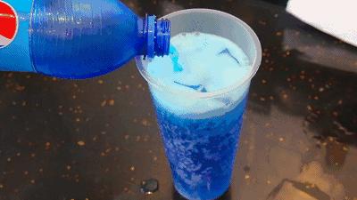 网“蓝”｜不用打飞的去巴厘岛，来上海就能喝到爆款蓝色可乐！（献给爱喝可乐的everybody