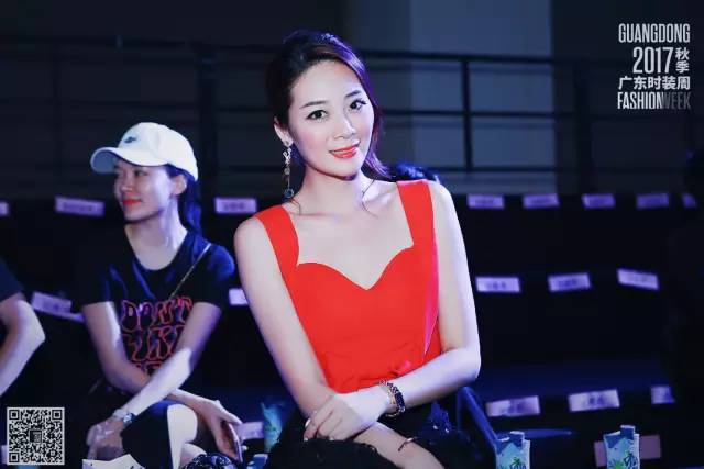 “莫澳欣，你设计的服装哪里可以买得到？！”