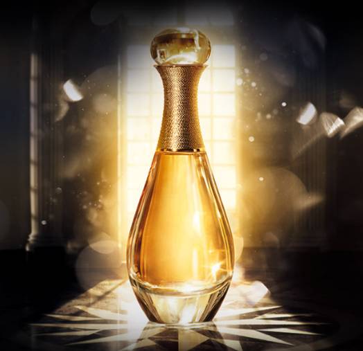 “莫澳欣，你设计的服装哪里可以买得到？！”