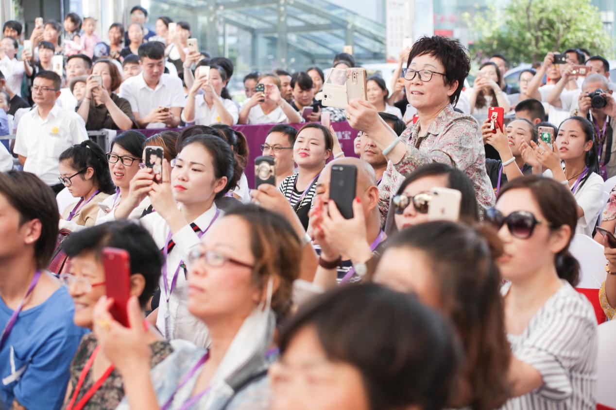 游鸿明为什么不红过演唱会,游鸿明现状有钱吗