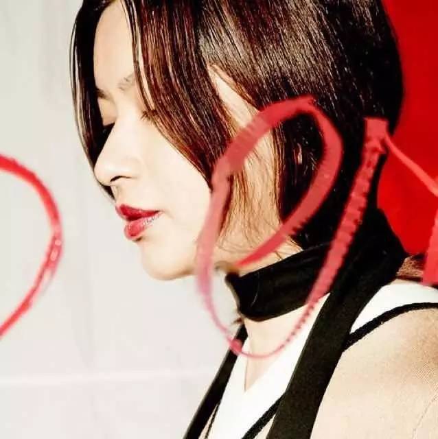 “莫澳欣，你设计的服装哪里可以买得到？！”