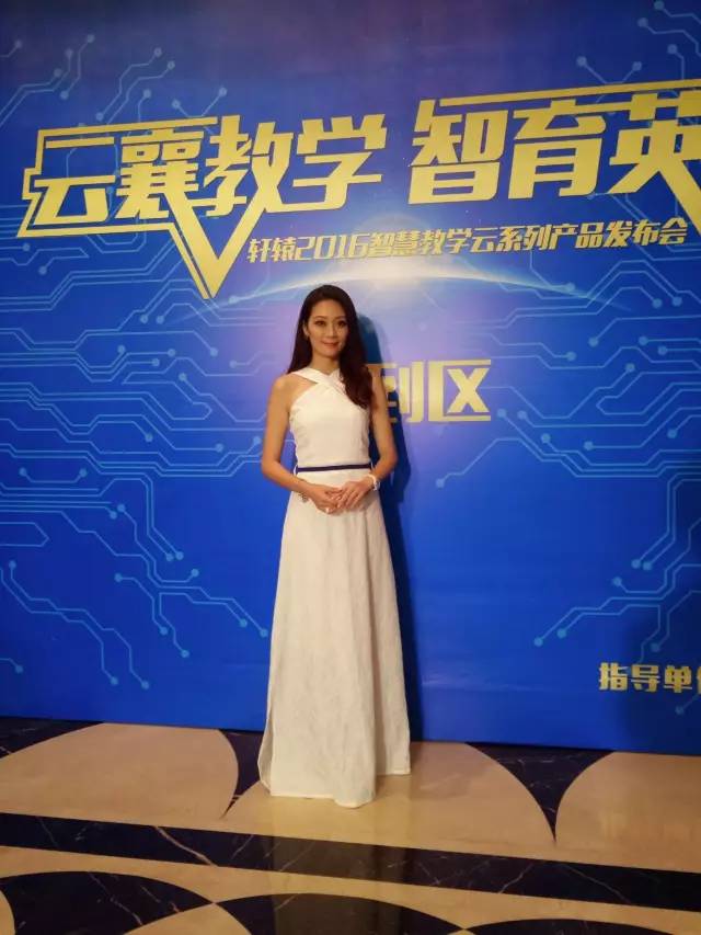 “莫澳欣，你设计的服装哪里可以买得到？！”