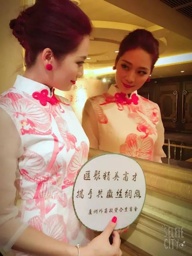 “莫澳欣，你设计的服装哪里可以买得到？！”