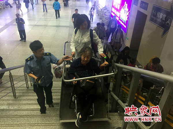 郑州火车站展现“科技范儿”专车接送订餐一条龙