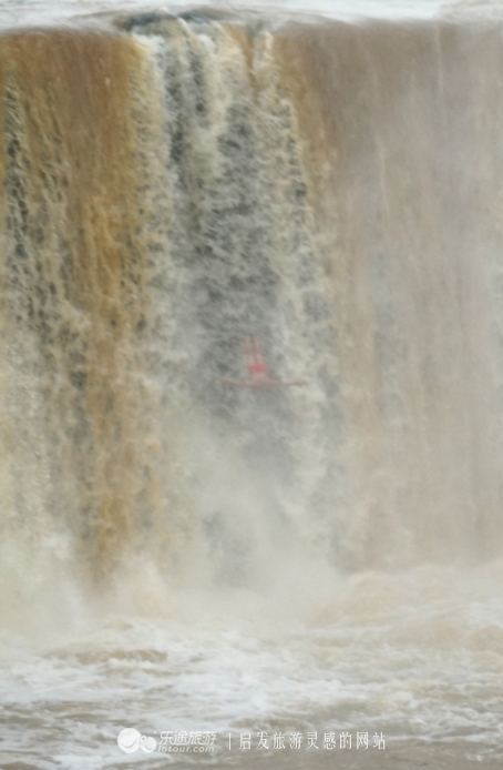 吊水楼瀑布是一道亮丽的风景线,镜泊湖吊水楼瀑布洪水