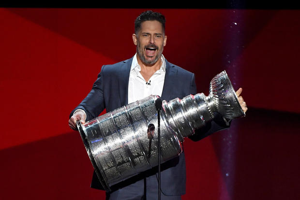 dc宇宙有谁知道蝙蝠侠的真实身份,看蝙蝠侠需要看其他dc的电影吗