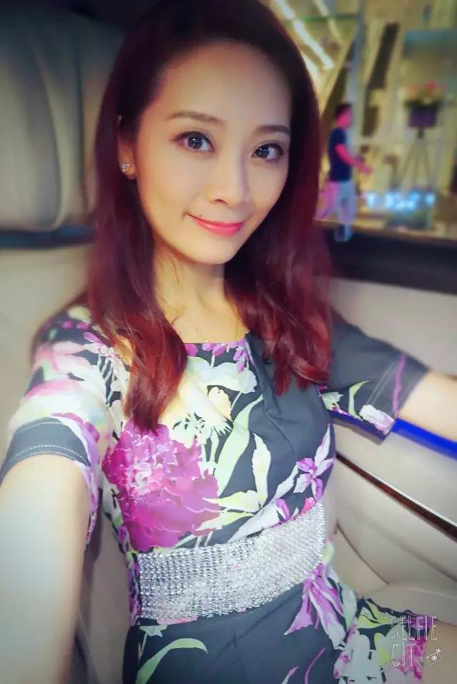 “莫澳欣，你设计的服装哪里可以买得到？！”