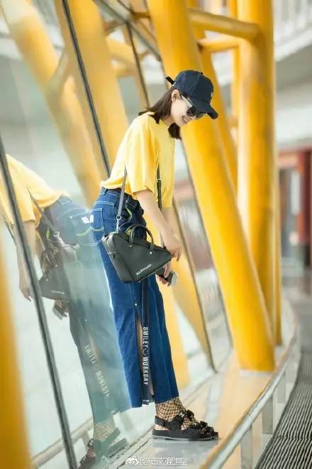 通往机场的路别名叫套路，看当红明星怎样一套套铺砌机场T台