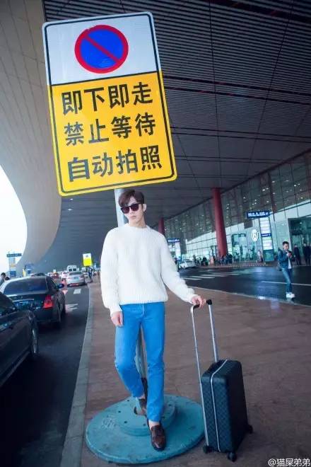 通往机场的路别名叫套路，看当红明星怎样一套套铺砌机场T台