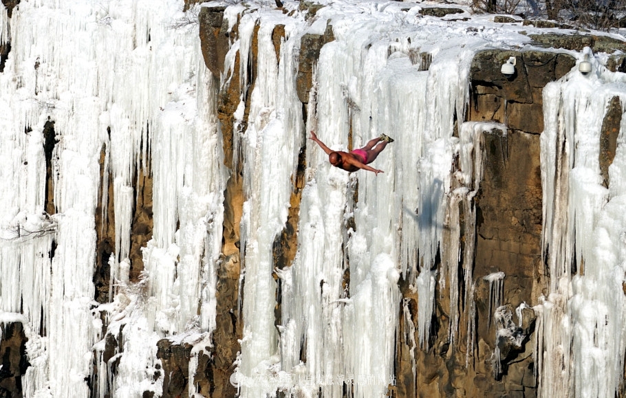 吊水楼瀑布是一道亮丽的风景线,镜泊湖吊水楼瀑布洪水