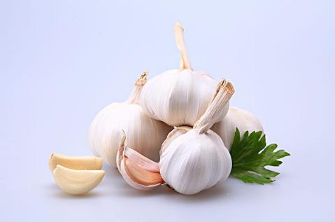 吃大蒜后恶心是大蒜中毒吗,吃大蒜恶心什么原因