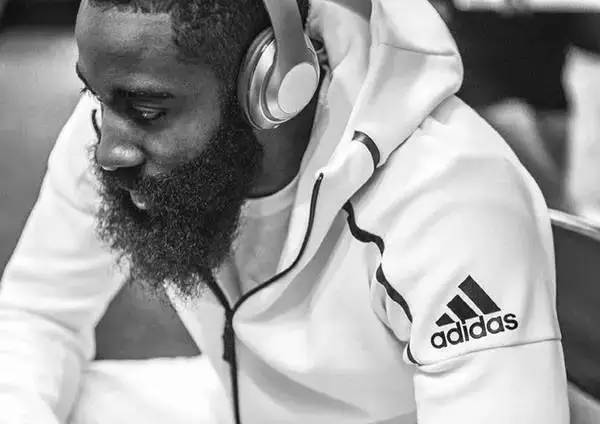 阿迪达斯线下商店营销策略,阿迪达斯网络推广