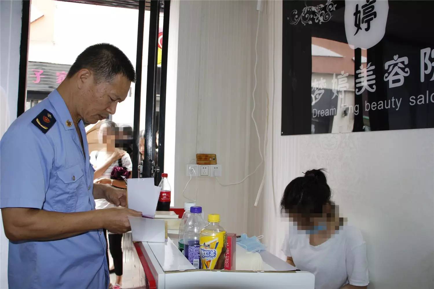 以抽奖送礼品诱导消费者充值,聚会送礼品诱导消费是否合法