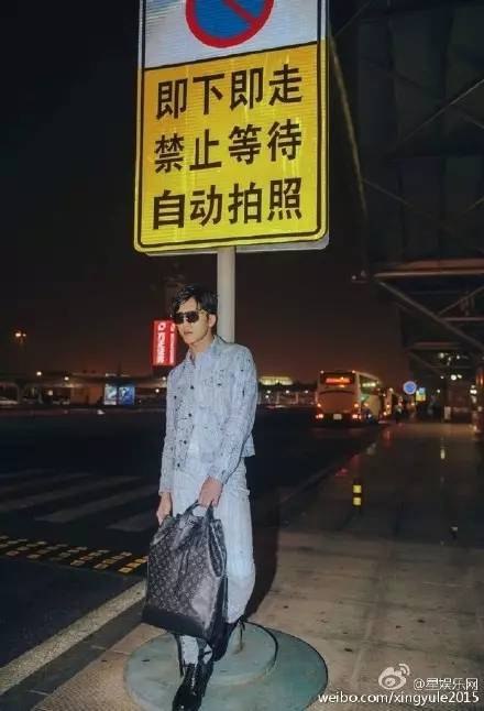 通往机场的路别名叫套路，看当红明星怎样一套套铺砌机场T台