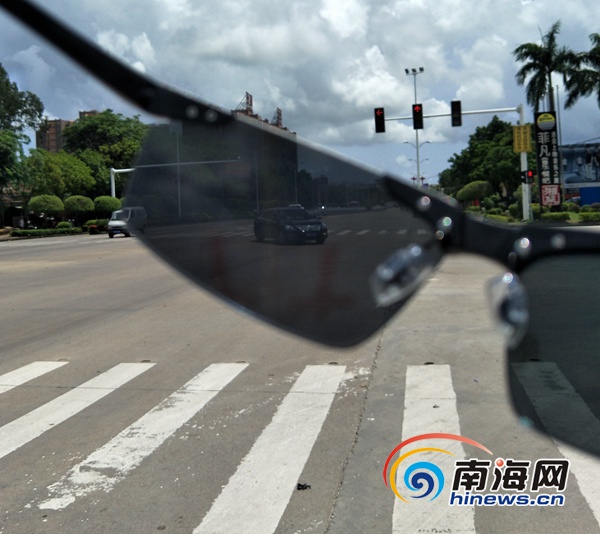 司机看过来！戴太阳镜在万宁开车请留心红绿灯
