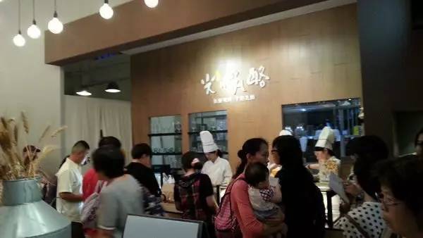 排队打卡的网红店,曾经排队八个小时的网红店