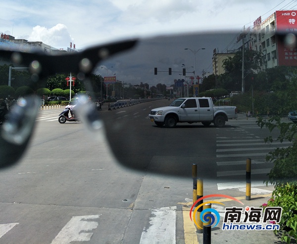 司机看过来！戴太阳镜在万宁开车请留心红绿灯