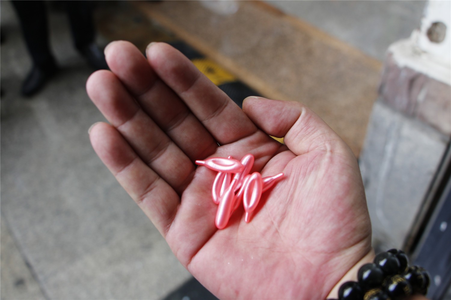 以抽奖送礼品诱导消费者充值,聚会送礼品诱导消费是否合法