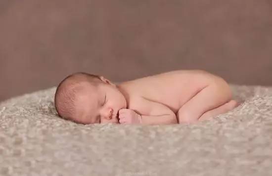 孩子趴着睡觉是为啥,小孩趴着睡觉翻来覆去的是为啥